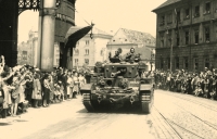 Vojenská přehlídka v Praze 30. května 1945. Slavnostní vojenská přehlídka Československé samostatné obrněné brigády. Na jedné z největších vojenských přehlídek se Pražanům představili vojáci, kteří bojovali na západní frontě. Mezi nimi i otec pamětníka Karel Škarka