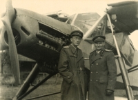 Karel Škarka starší na letišti v Karlových Varech v roce 1956. O dva roky později byl z politických důvodů z armády vyhozen půl roku před nárokem na důchod 