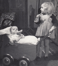 Marie Ševčíková s mladší sestrou Věrou