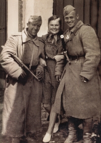 Božena Dvořáková se sovětskými vojáky