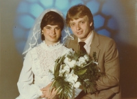 Svatební fotografie novomanželů Jindřicha a Šárky Panských, 1984