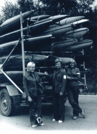 Pamětnice (1. zprava) před odjezdem na závody, 1972