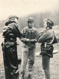 Pamětnice (1. zleva) během závodů, 1963