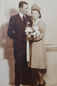 Wedding photo of the witness´s parents, 1939