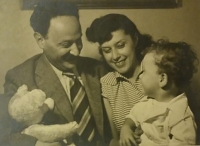 Albertina with parents