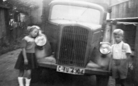 František Drbohlav with his sister Věra at the Opel car, 1950