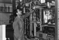 Ladislav Dvořák v laboratoři Ústavu teoretických základů chemické techniky ČSAV v Praze-Suchdole v roce 1971