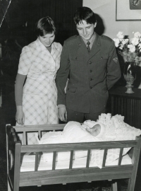 S manželkou Danou, v kolébce syn David, 1978