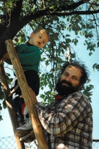 Jan na žebříku se synem Janem, 1998