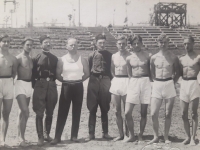 Josef Beneš uprostřed dorosteneckého družstva na klatovském stadionu