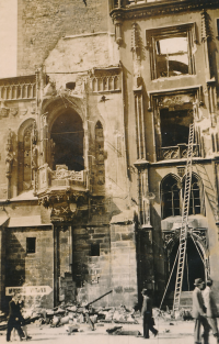 Detail zničené Staroměstské radnice