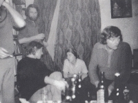 Setkání názorového okruhu Auroboros, vzadu Ludvík Fojtík (později známý jako stoupenec C. G. Junga a astrolog Rudolf Starý), Prokop Voskovec, Zdena ?, Zdeněk Justoň