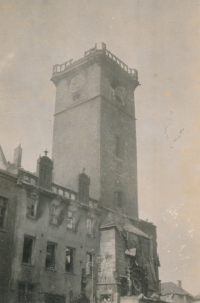 Poničená Staroměstská radnice s orlojem