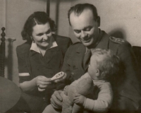 Kateřina Deetlefs with her parents, 1947