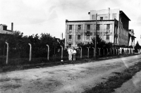 František Havránek in front of his mill in Pečky