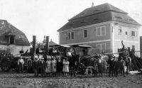 Employees of František Havránek's farm in Vilémov near Kadaň