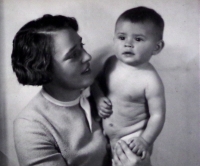 malá marcelka s maminkou