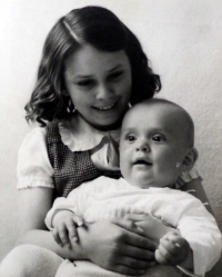 malá slečna marcela s bratříčkem