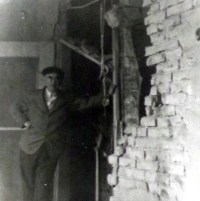 otec před domem 1945