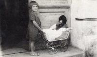 Eliška Melounová as a child in Olomouc - Hodolany, 1930s