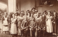 Eliška Melounová's mother Frantiěka Přasličková's family; Františka Přasličková is fifth left in the second row