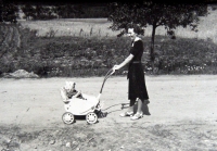 Brunhilde with her mother (1940)