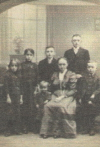 Grandparents Walzel and their children