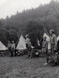  Karel Bazika s bratrem (první dvojice zleva) na táboře, 1973