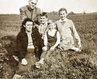 Rodinná fotografie, Opatov 1958, sourozenci starší Ester a mladší Pavel