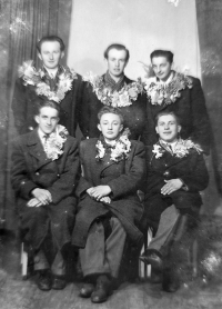 František Jiříček sedící uprostřed při odvodu k vojenské službě v roce 1952