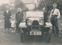 Lubomír Šlechta (nejmenší na fotografii) s rodinou a jejich vozem Aero 662
