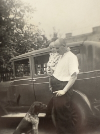 Vlasta Pavlíková s tatínkem, přibližně roky 1935/1936