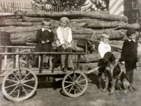 Vlasta Pavlíková vlevo, bratr Jiří vpravo (v bílém)