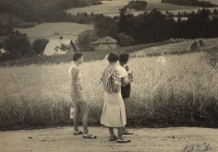 Vojkov, jejich chata vpravo, maminka s panenkou vepředu, vedle ní sestra Marie (později Chaloupková, ovdovělá), vzadu 3. matčina sestra, 1937