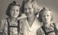 Sisters Iva and Jindřiška with mother Jindřiška Čechová, 1938