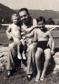 Peter Briess (vpravo) s otcem Hansem Briessem a sestrou Hanou Briess, 1941