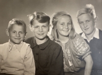 Pamětnice s bratrem (vpravo) a dvěma chlapci (vlevo) postiženými válkou, o které nějakou dobu rodiče pečovali