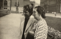Babičky Fišerová a Borecká, křtiny bratra, Palachovo náměstí, 1949