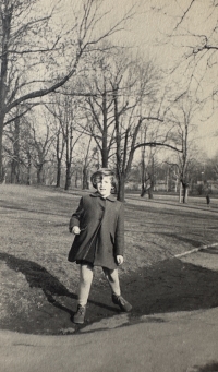 Ivanka Fišerová v parku u Střešovické vozovny, 1953