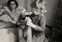 Ivanka Fišerová s maminkou, 1954 