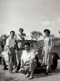 Cesta za otcem Josefem Mikšovským do vězení do Valdic, vepředu Josef Pavlíček, vpravo jeho žena Marie (sestřenice pam.), nahoře Vlasta Pavlíčková, vlevo její bratranec Karel (bratr Marie)