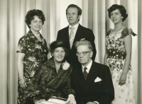 Lubomír Šlechta (stojící uprostřed) s manželkou, dcerou a rodiči v roce 1979