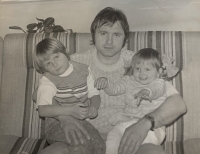 From the left: son Filip, Ladislav Drahoš, daughter Lucie, in the flat built by the witness in Dubina. The house was built as the first block of flats in the housing estate, where the Drahoš family moved in as second in line, Pardubice, 1979