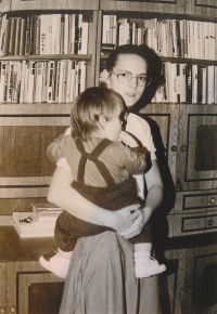 Milada Fiedlerová with her daughter Gabriela, 1982