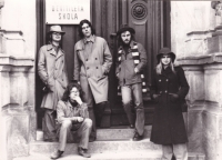 Pamětník s přáteli, Přelouč 1977 