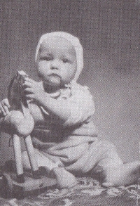 Pamětník jako devítiměsíční batole, 1956