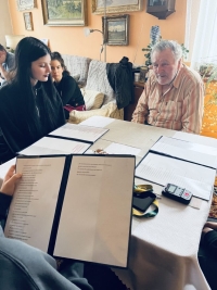 Vlastimil Šindelář s dětmi z ašské ZŠ při natáčení v rámci Příběhů našich sousedů, 2024