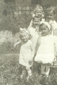 Sieglinde Birke, geborene Branse (oben links), davor ihre Schwester Trudi und ihre Schwester Ilse (unten links), rechts die Schwestern Meuer