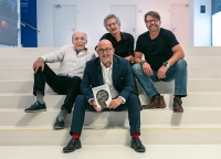 Martin Kratochvíl (vlevo) s egyptologem Miroslavem Bártou (vepředu s knihou) 