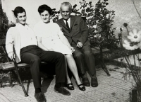 Jan with parents, 1968